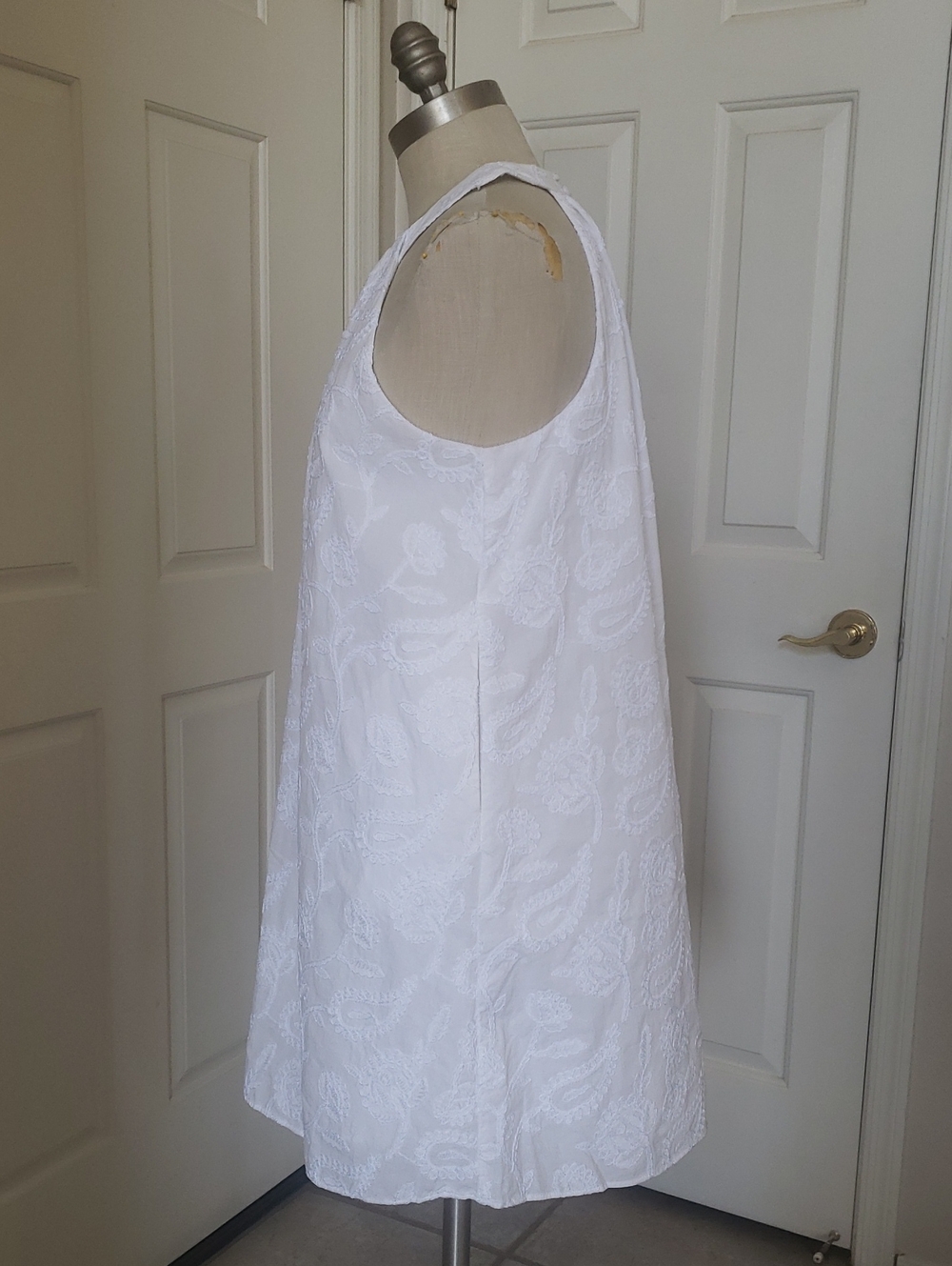 LOFT White Halter Shift Dress • Embroidered Floral Cotton • MP Petite • A-line - Picture 4 of 15